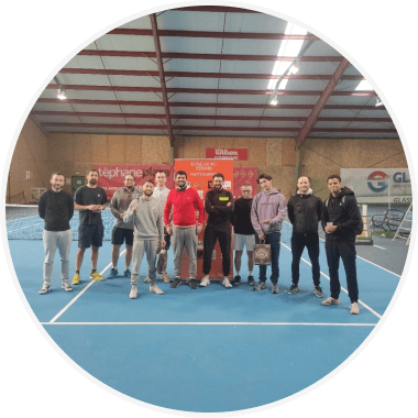 UNE ÉQUIPE DÉDIÉE